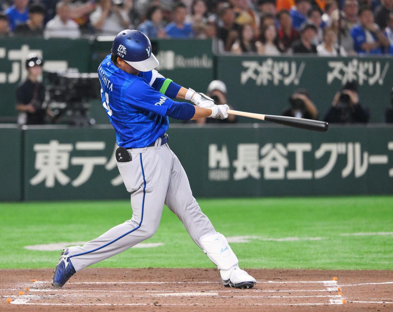 巨人対DeNA 2回表DeNA1死満塁、宮下朝陽は先制満塁本塁打を放つ（撮影・滝沢徹郎）