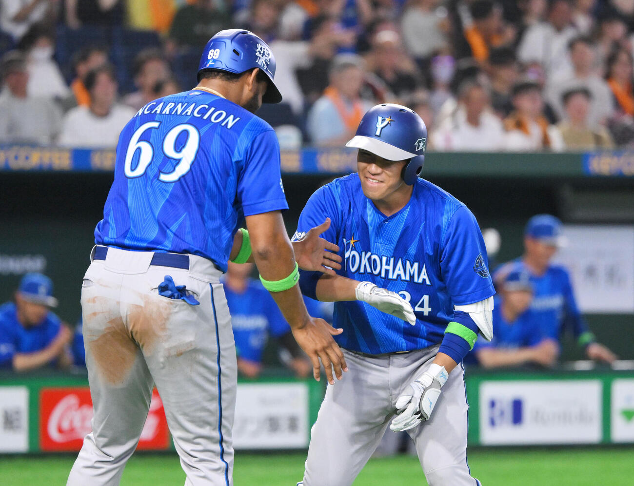 巨人対DeNA 2回表DeNA1死満塁、宮下朝陽（右）は先制満塁本塁打を放ちヘラル・エンカーナシオンと喜ぶ（撮影・滝沢徹郎）
