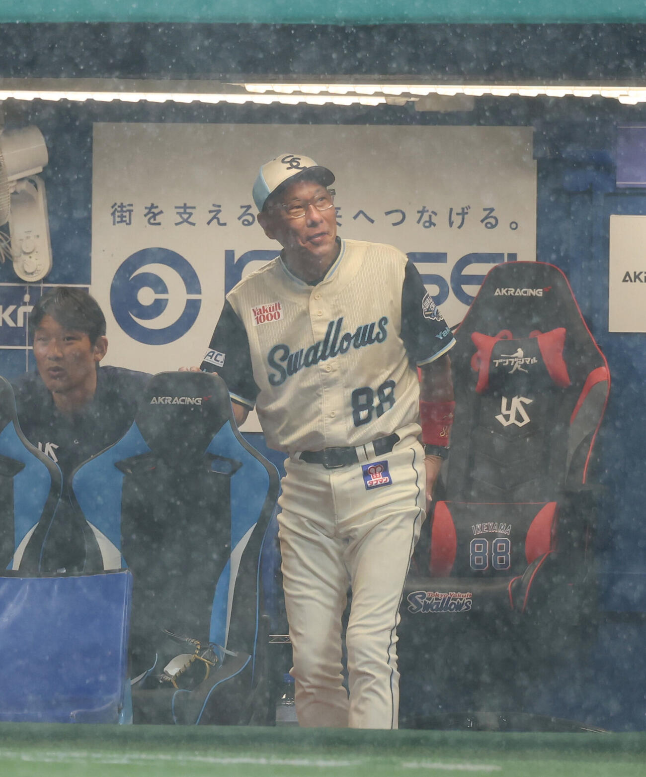 ヤクルト対阪神　雨で中断し開始を待つヤクルト池山隆寛監督（撮影・増田悦実）