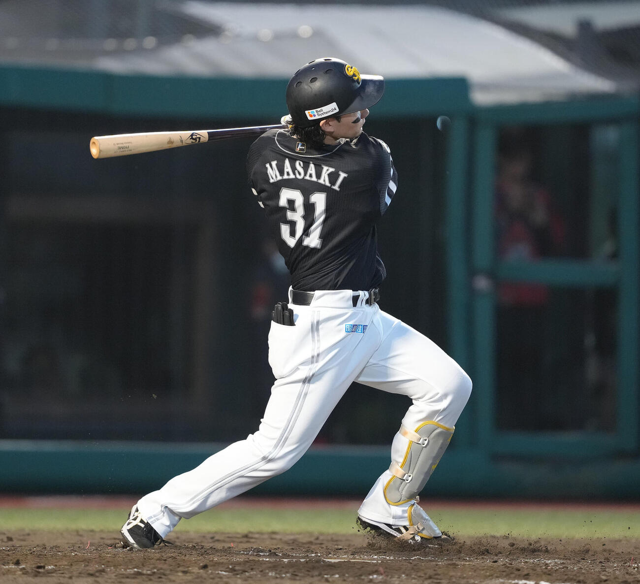 楽天対ソフトバンク　3回表ソフトバンク2死一塁、正木智也は左越え2点本塁打を放つ（撮影・足立雅史）