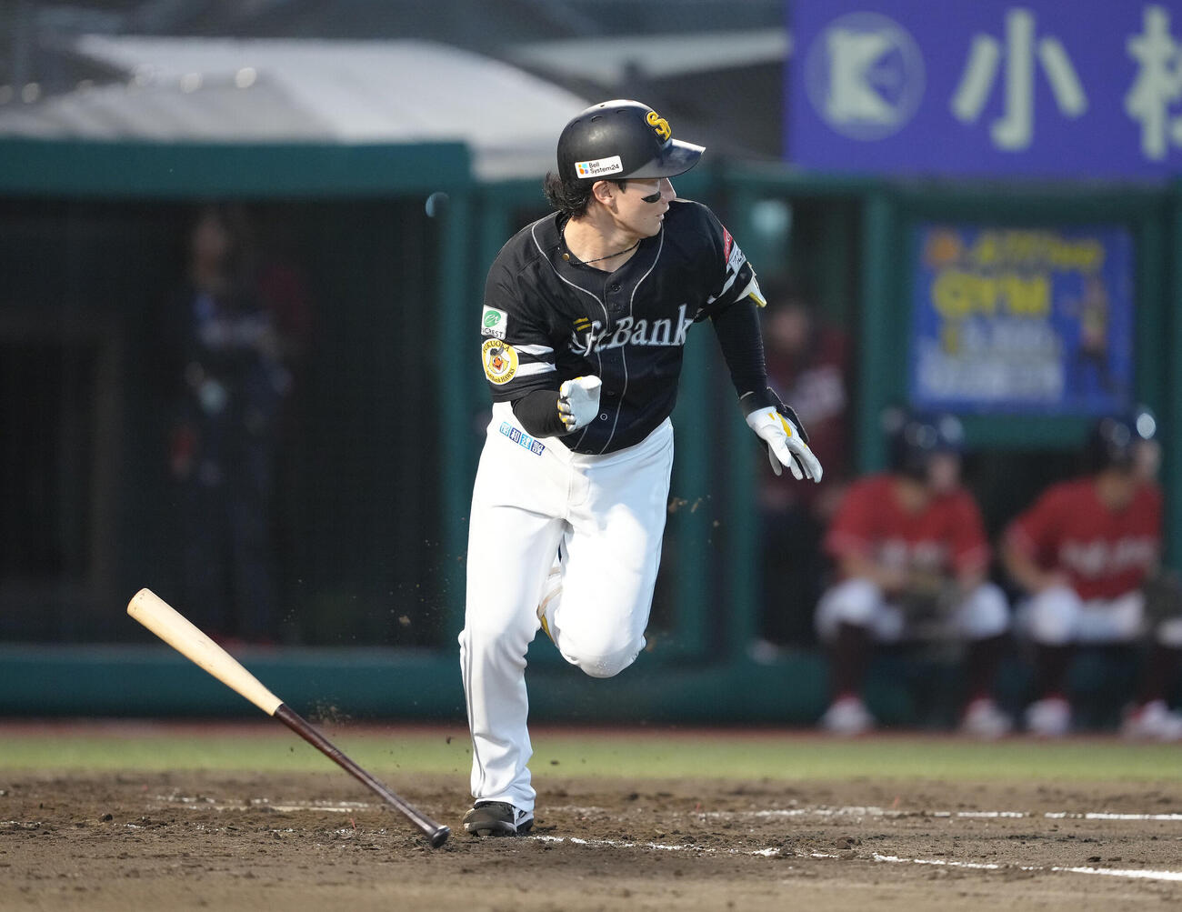 楽天対ソフトバンク　3回表ソフトバンク2死一塁、正木智也は左越え2点本塁打を放つ（撮影・足立雅史）