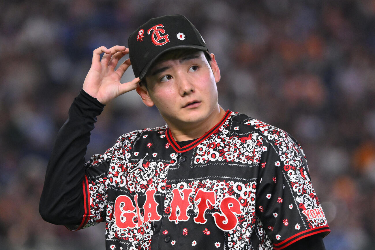 巨人対DeNA 3回表を投げ終え浮かない表情で引き揚げる巨人先発の竹丸和幸（撮影・滝沢徹郎）