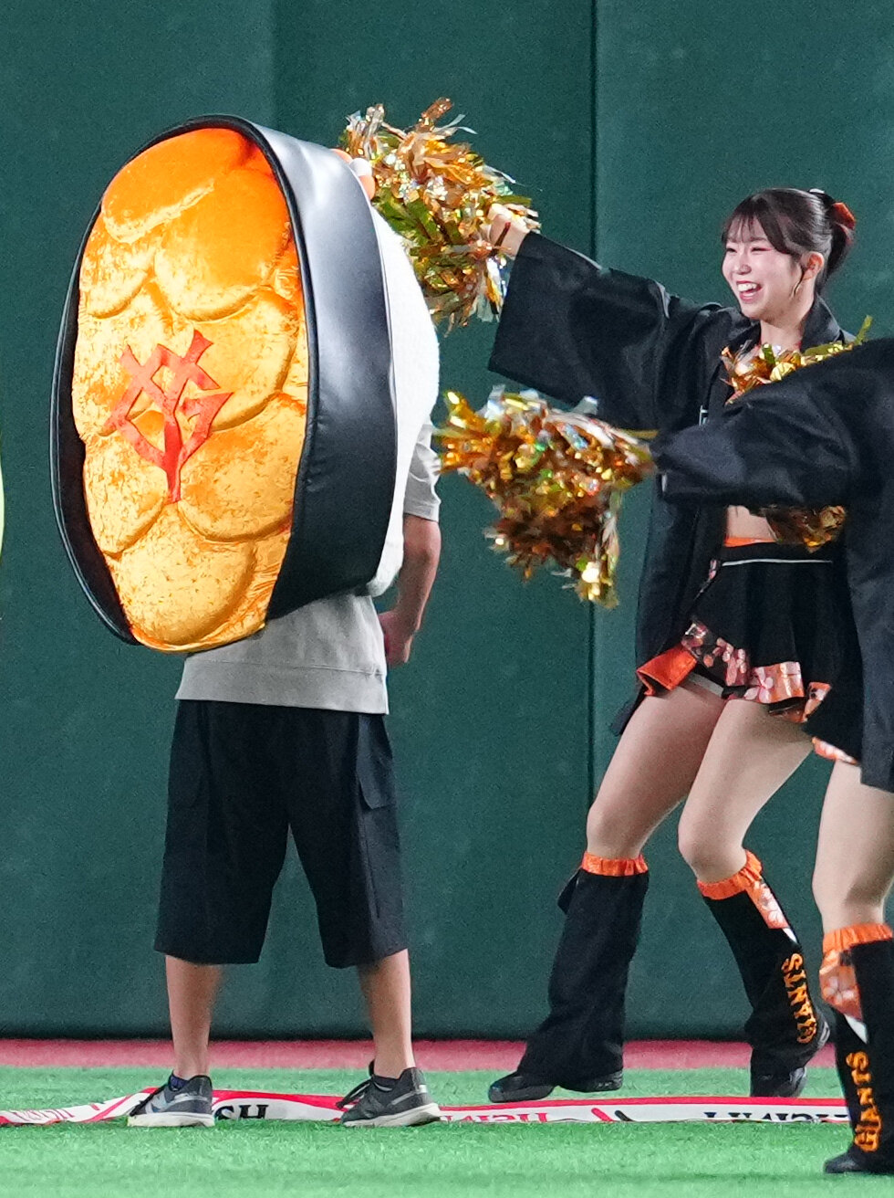 巨人対DeNA 4回表終了後の「すしレース」はウニが制する（撮影・江口和貴）