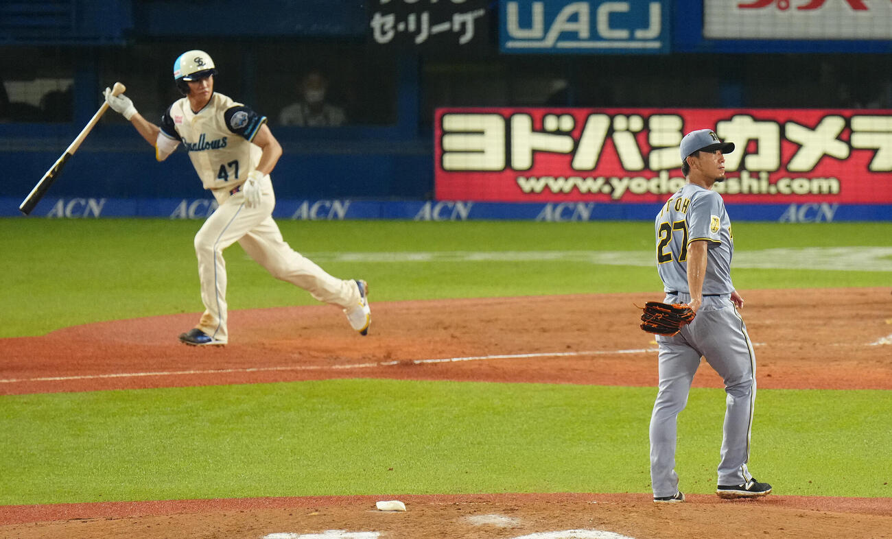 ヤクルト対阪神　2回裏ヤクルト1死一、二塁、高橋奎二に適時二塁打を浴びる伊藤将司（撮影・鈴木みどり）