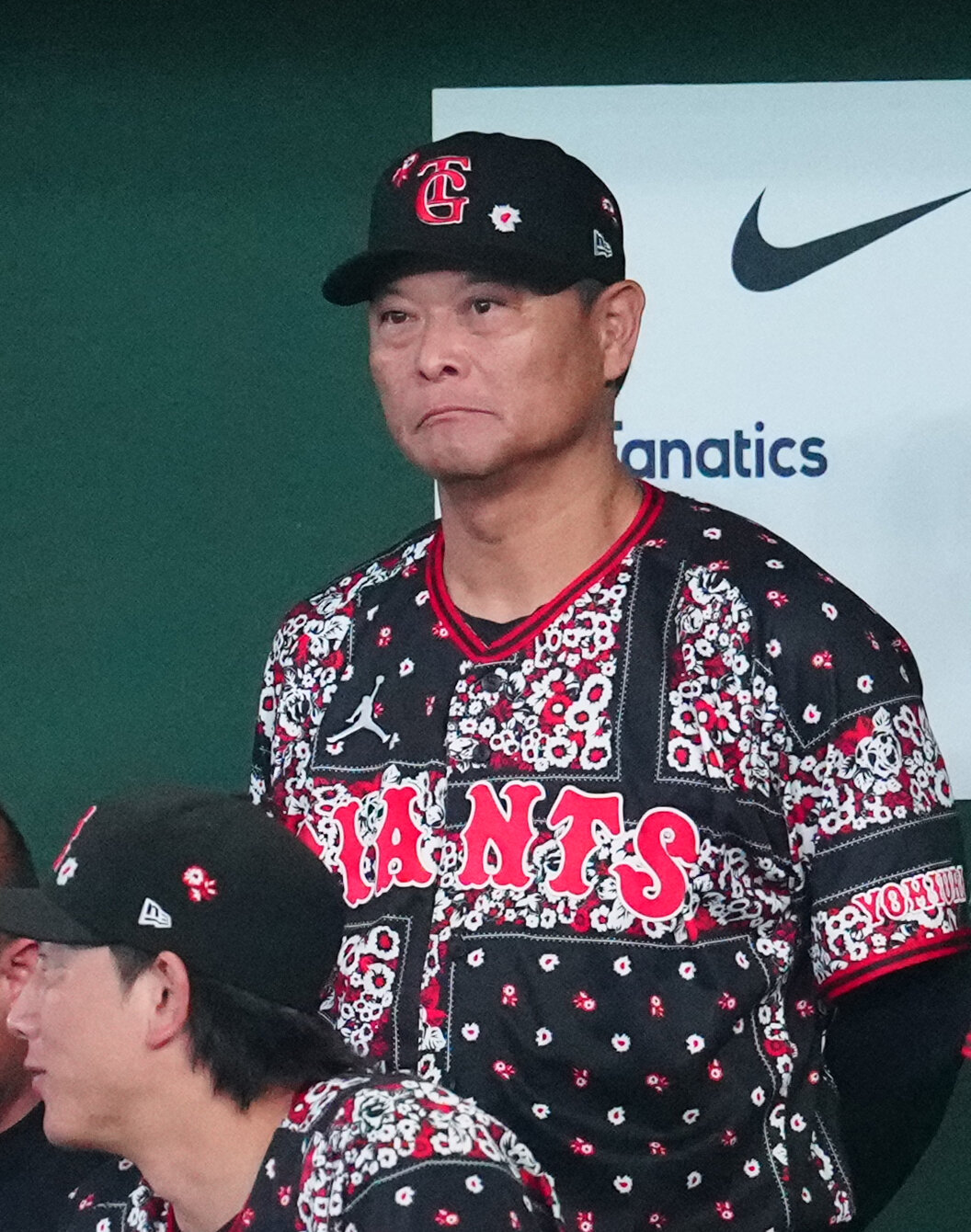 巨人対DeNA 3回表、ベンチで厳しい表情の巨人橋上秀樹監督代行（撮影・江口和貴）