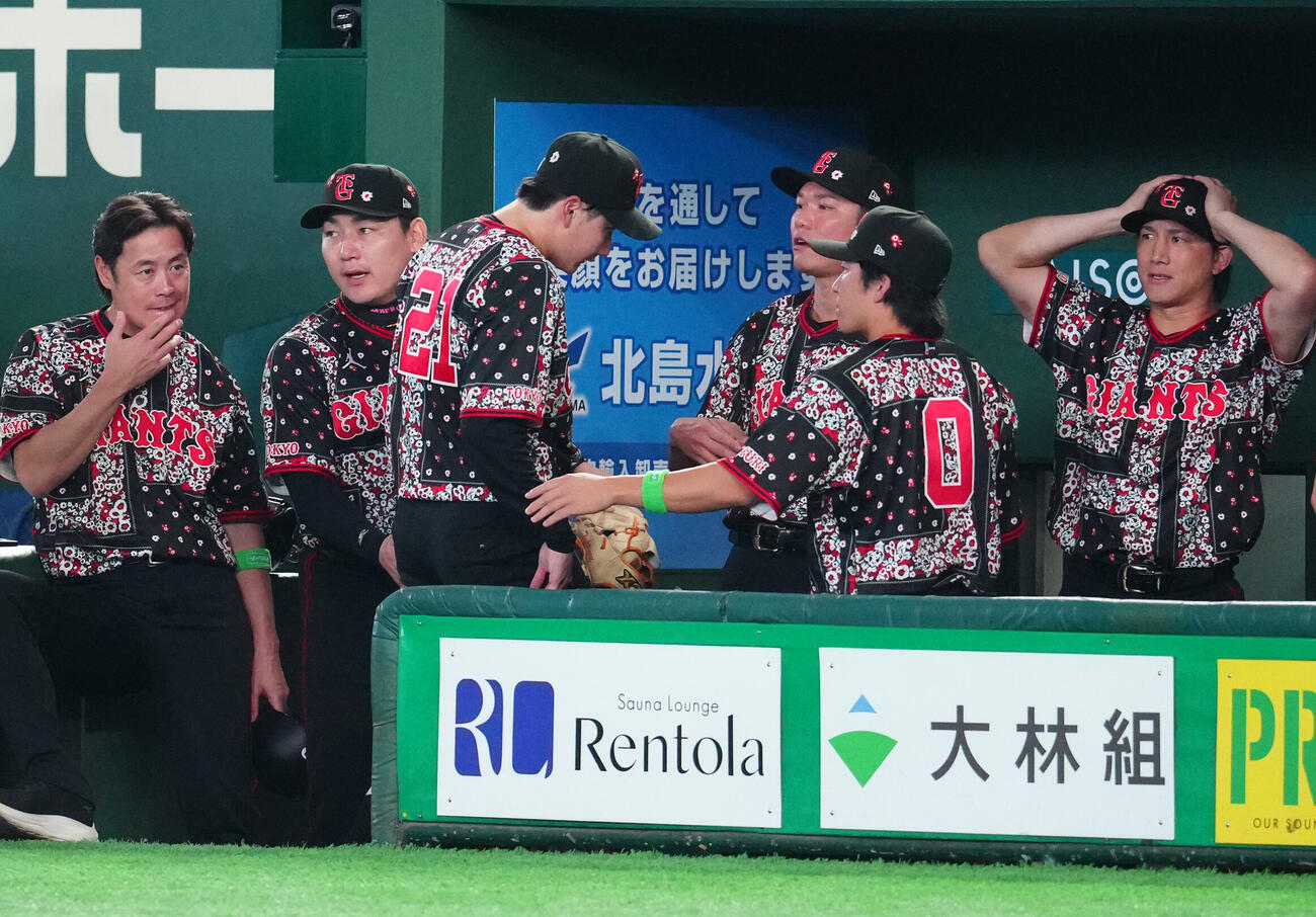 巨人対DeNA 3回表終了後、ベンチに引き揚げる巨人先発の竹丸和幸（左から3人目）（撮影・江口和貴）