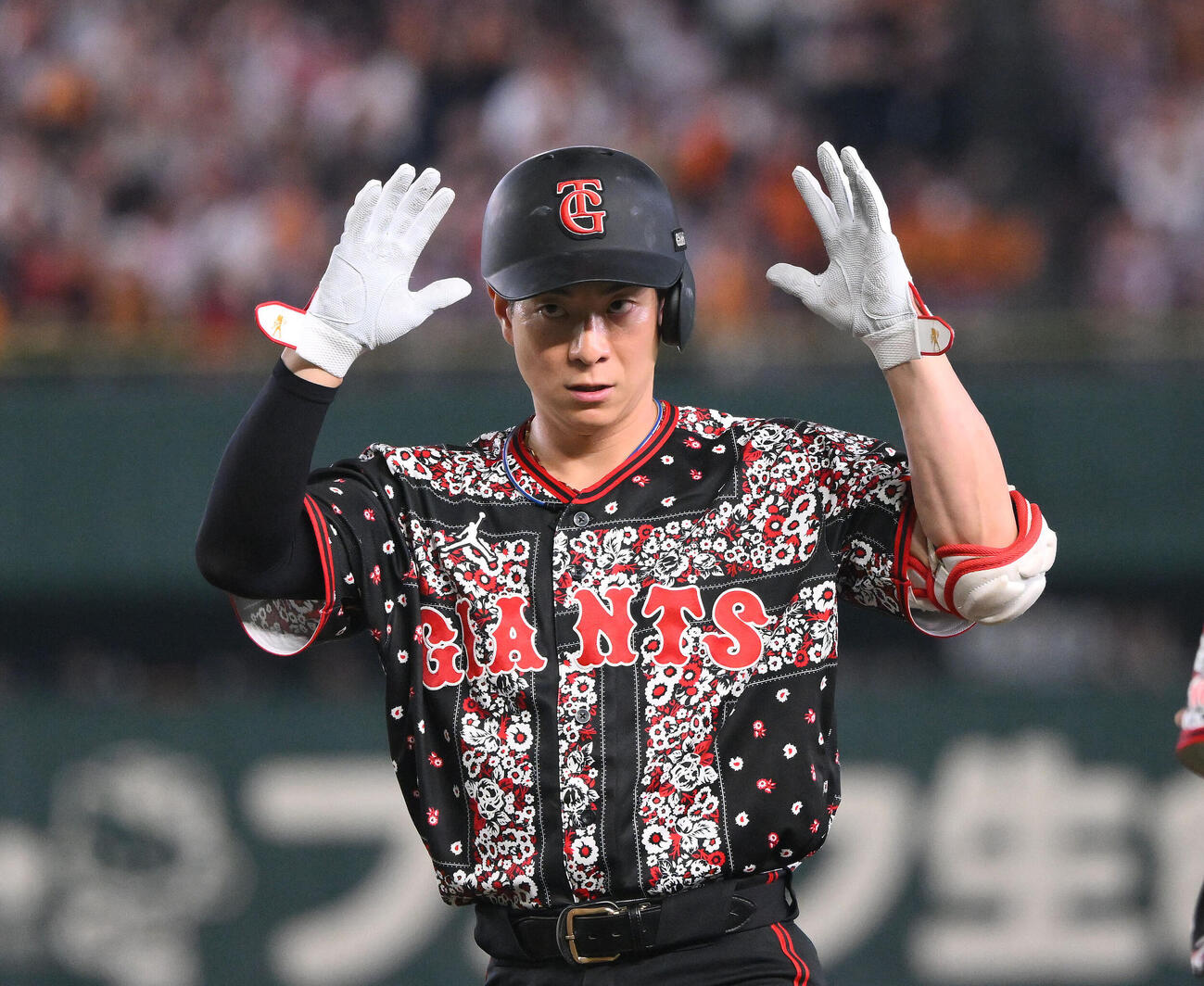 巨人対DeNA 4回裏巨人1死、松本剛は右前打を放ちポーズを決める（撮影・滝沢徹郎）