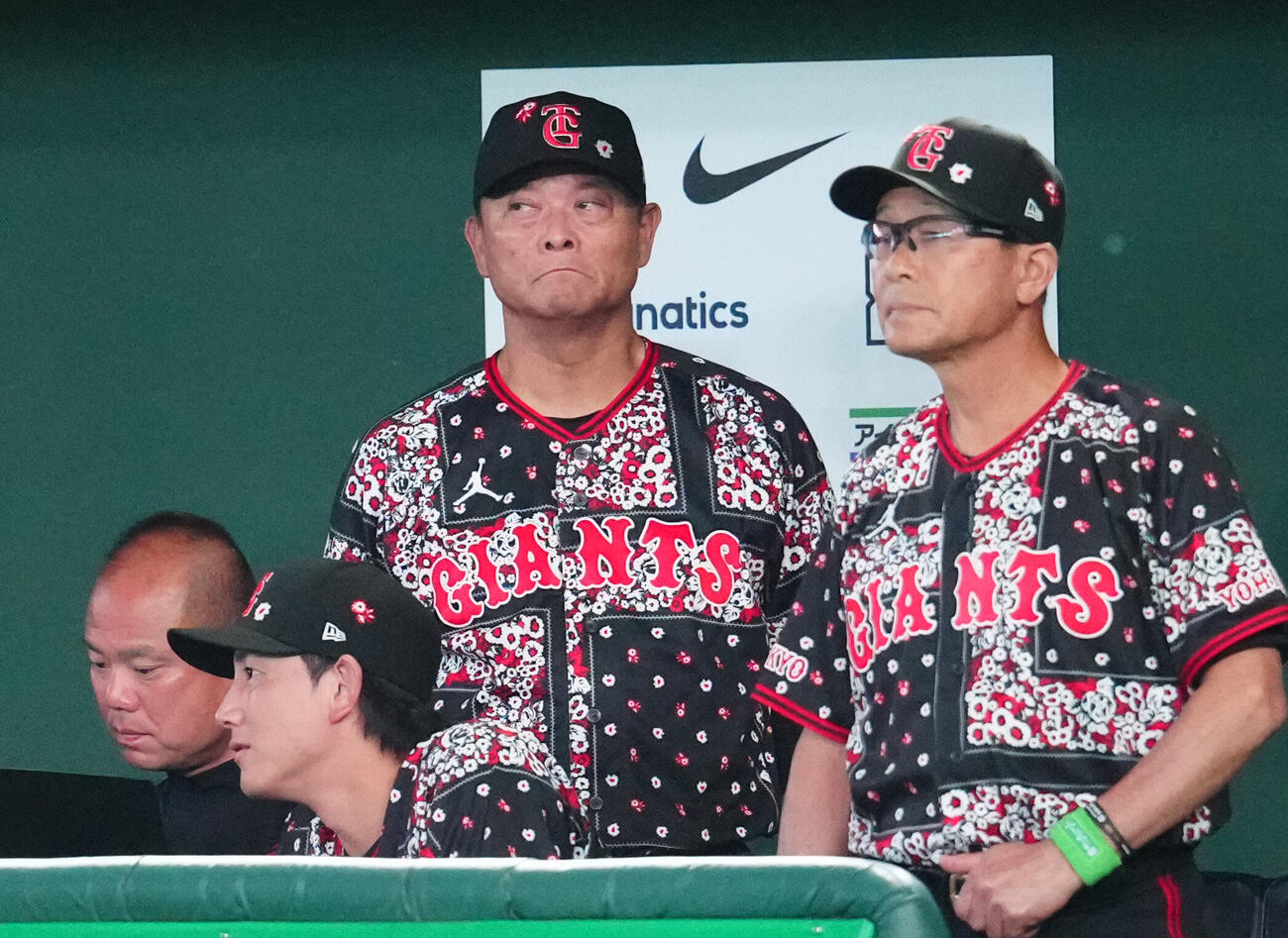 巨人対DeNA 3回表、ベンチで厳しい表情の巨人橋上秀樹監督代行（中央）（撮影・江口和貴）