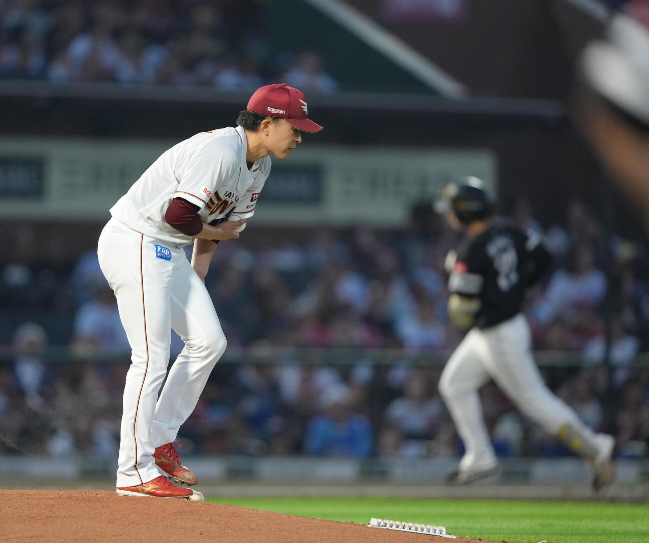 楽天対ソフトバンク　3回表ソフトバンク2死一塁、正木智也（右）に左越え2点本塁打を浴びた早川隆久（撮影・足立雅史）