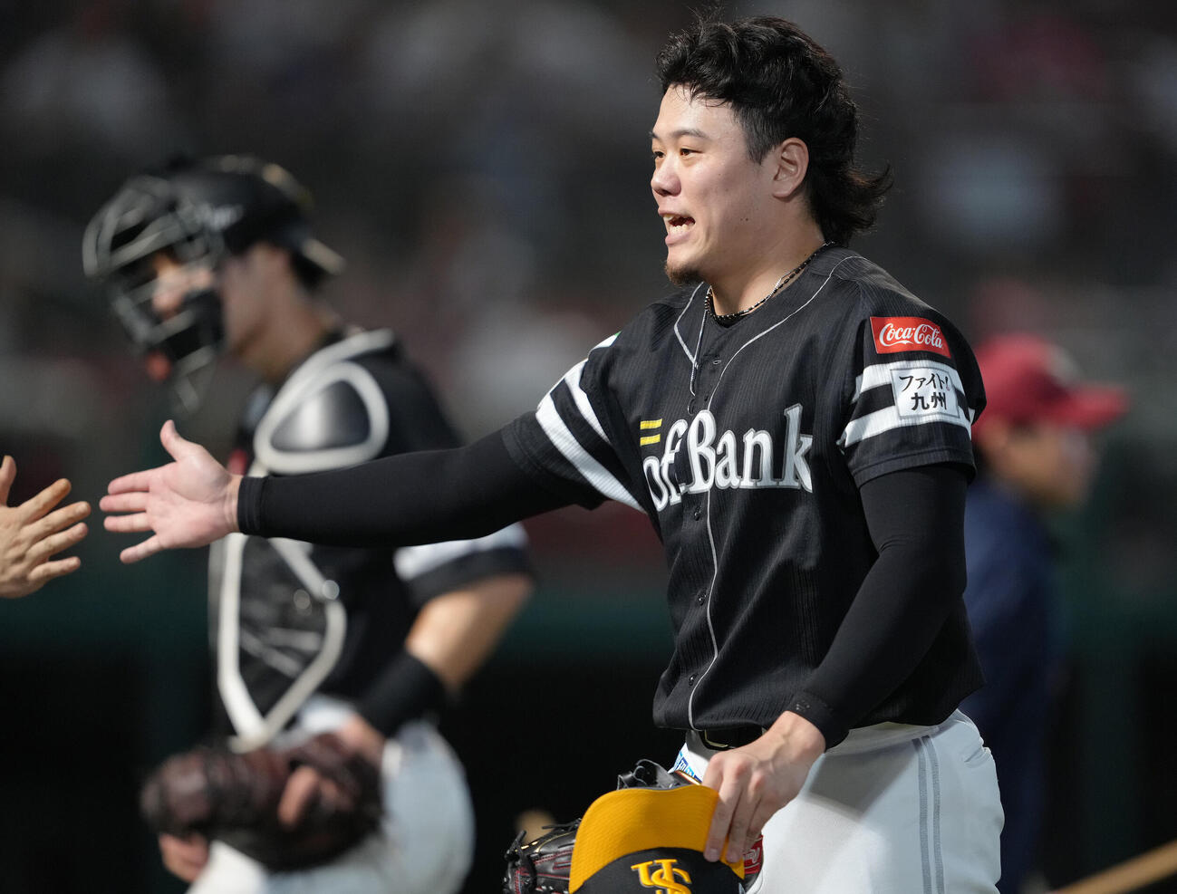 楽天対ソフトバンク　5回を無失点で終え、タッチを交わしながらベンチに戻るソフトバンク上茶谷大河（撮影・足立雅史）