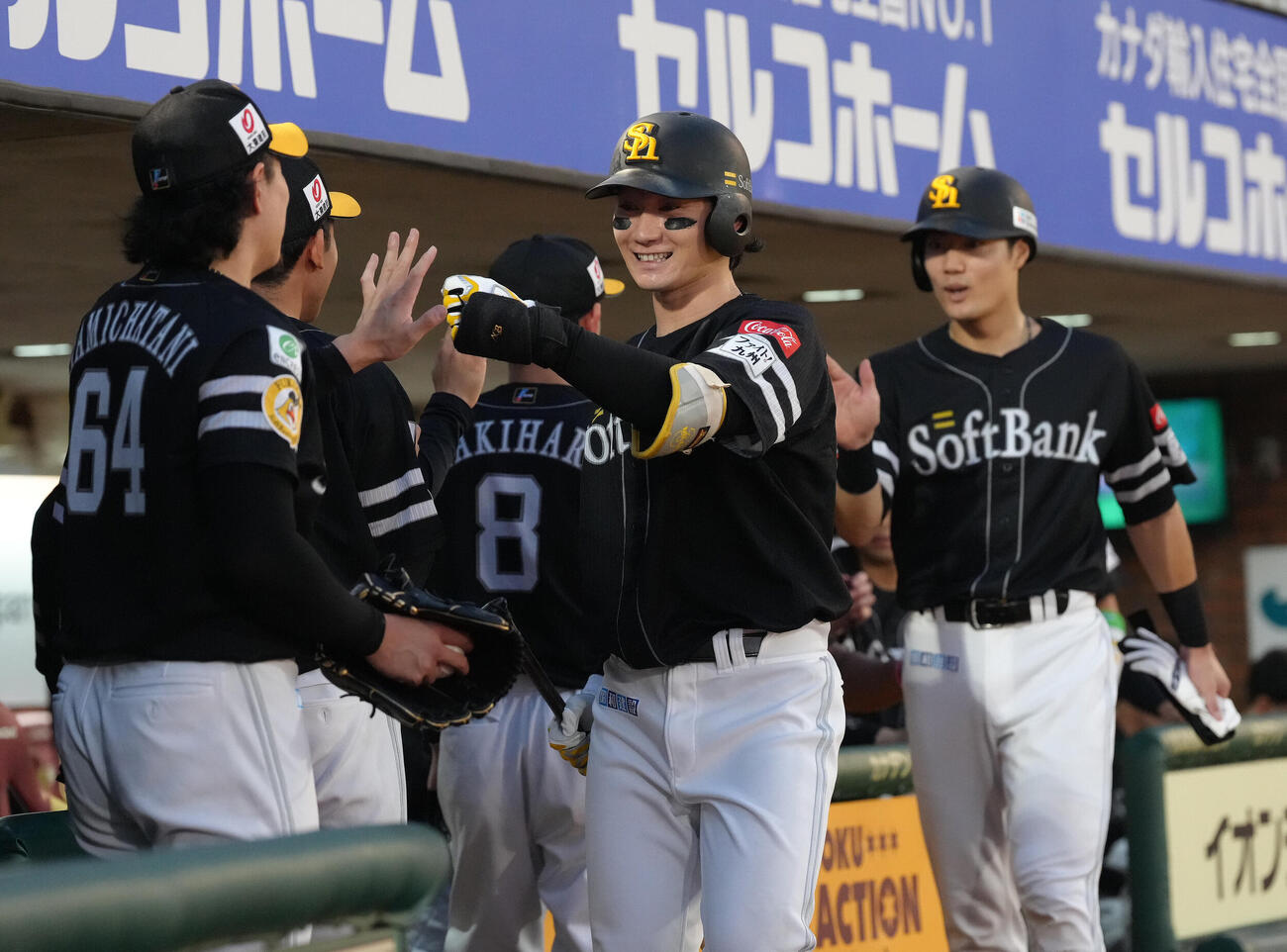 楽天対ソフトバンク　3回表ソフトバンク2死一塁、正木智也（中央）は左越え2点本塁打を放ち上茶谷大河（左）らと笑顔でタッチを交わす（撮影・足立雅史）