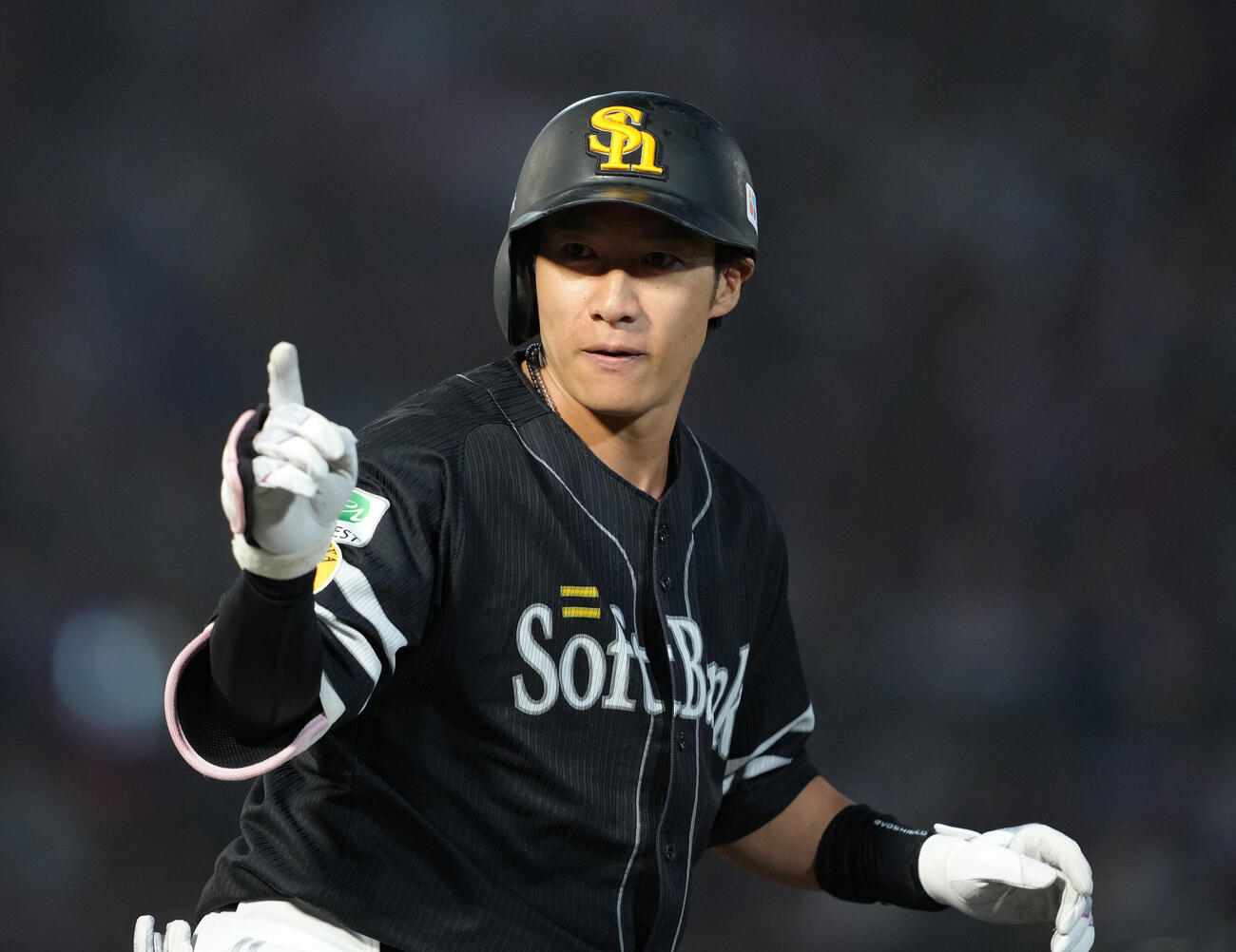 楽天対ソフトバンク　4回表ソフトバンク1死三塁、柳田悠岐は右前適時打を放ちベンチにポーズ（撮影・足立雅史）