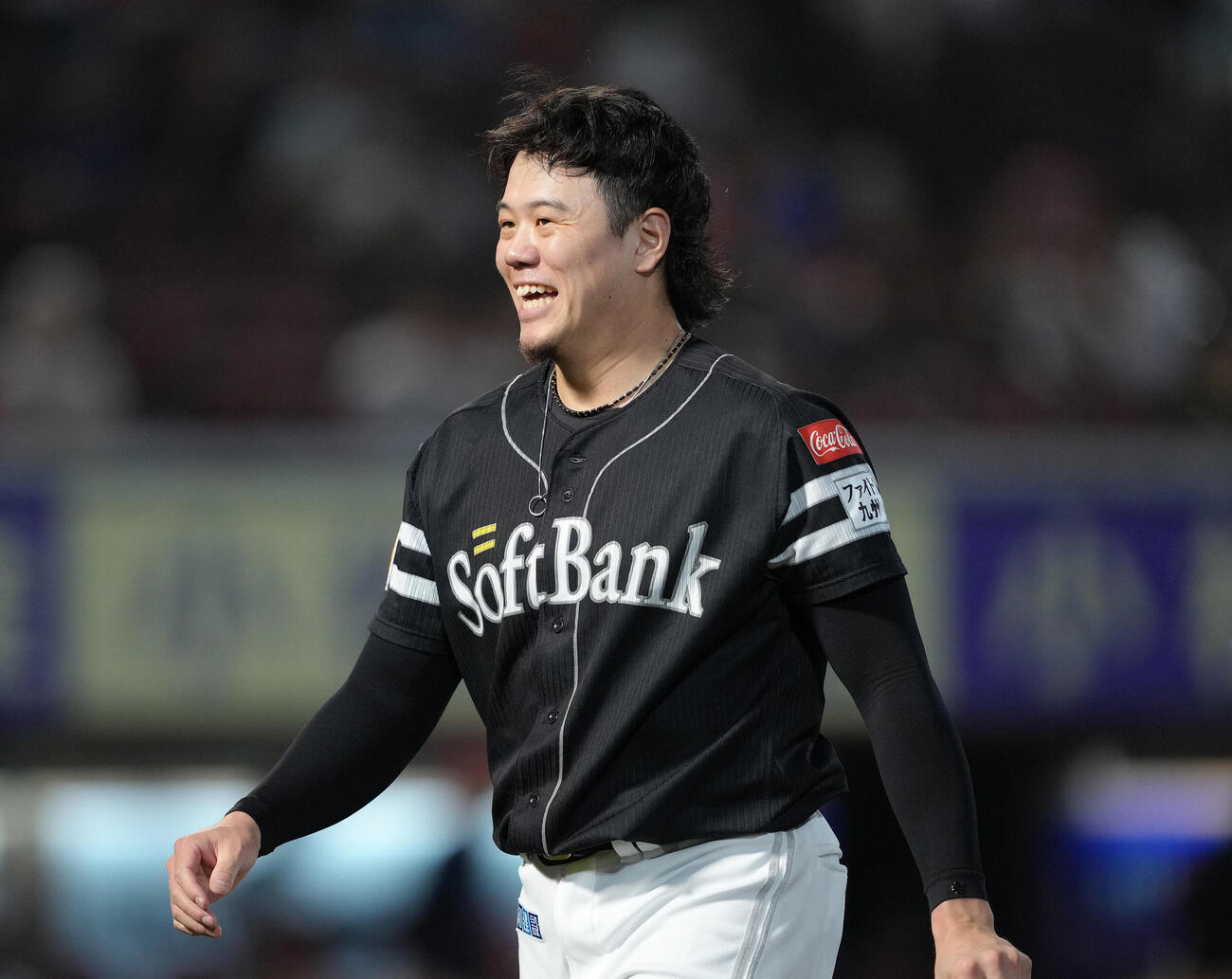 楽天対ソフトバンク　5回を無失点で終え、笑顔でベンチに戻るソフトバンク上茶谷大河（撮影・足立雅史）