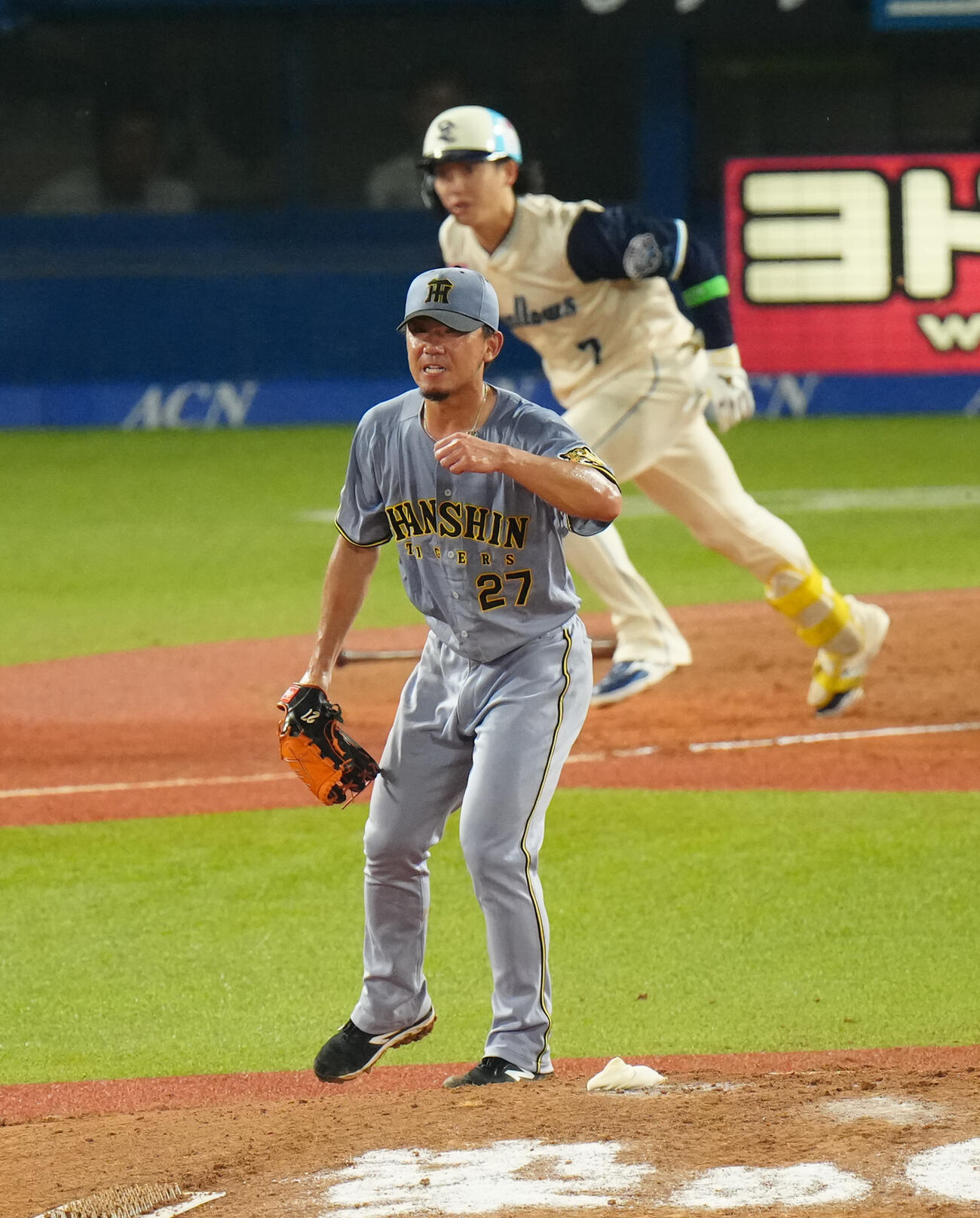 ヤクルト対阪神　2回裏ヤクルト2死二、三塁、長岡秀樹に2点適時打を浴びる伊藤将司（撮影・鈴木みどり）