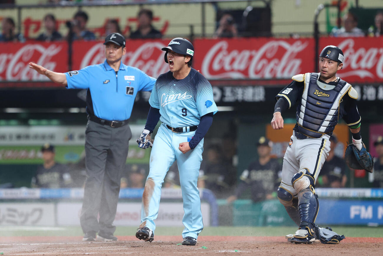 西武対オリックス　7回裏西武1死一塁、林安可の同点適時二塁打で生還し雄たけびを上げる蛭間拓哉（撮影・河田真司）