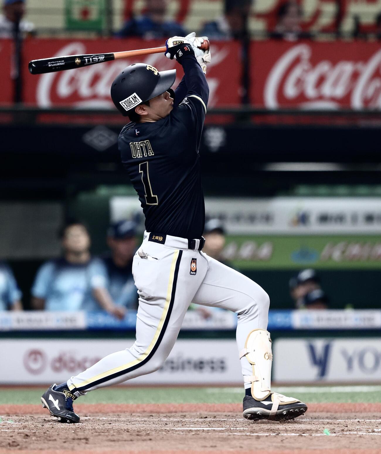 西武対オリックス　4回表オリックス無死一塁、右前打を放つ太田椋（撮影・河田真司）