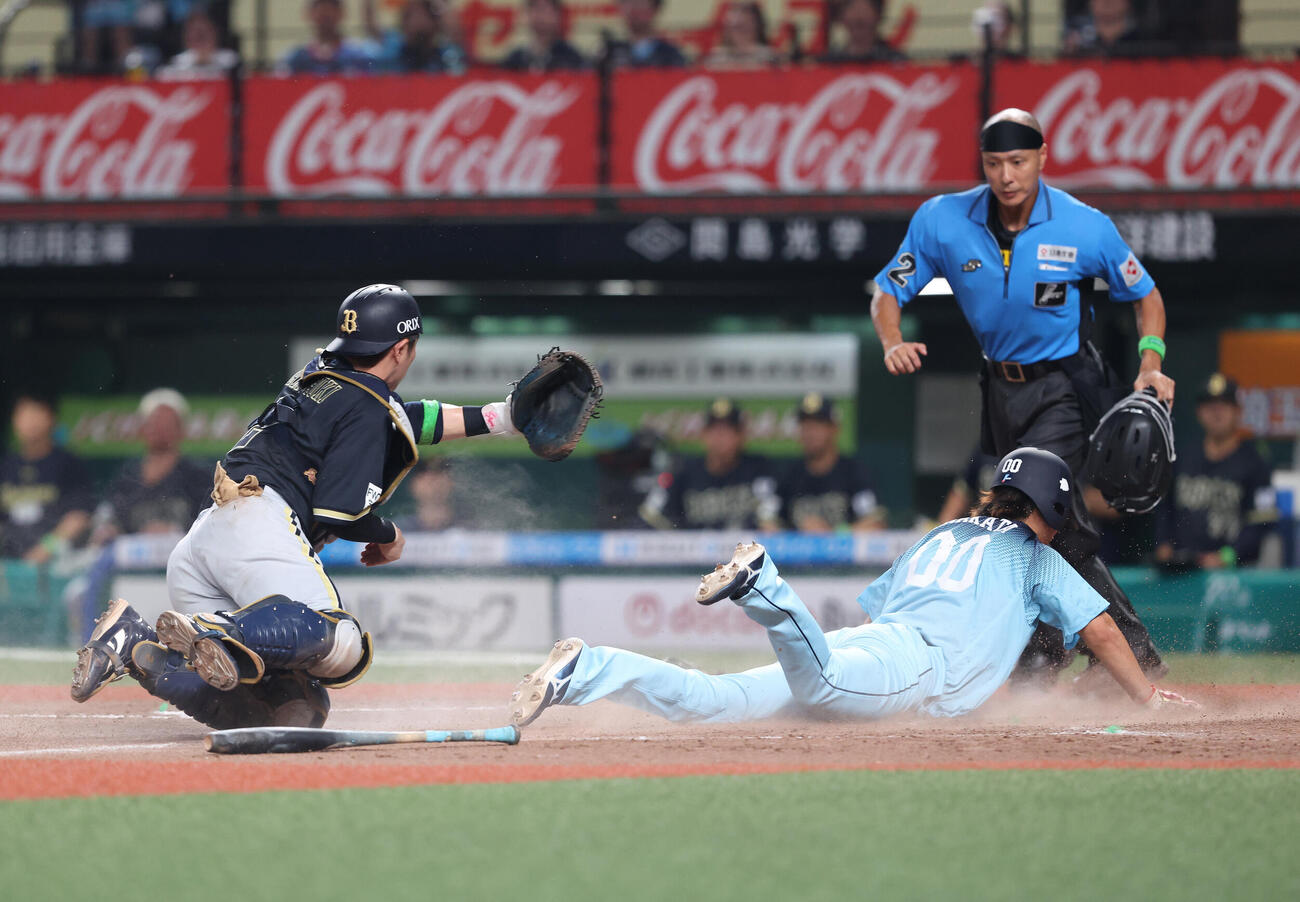 西武対オリックス　7回裏西武1死三塁、捕球ミスで仲田慶介に生還を許す若月健矢（撮影・河田真司）