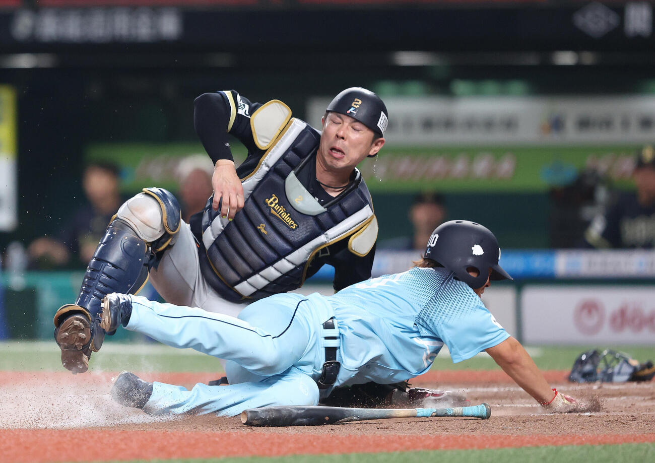 西武対オリックス　7回裏西武1死三塁、捕球ミスで仲田慶介に生還を許す若月健矢（撮影・河田真司）