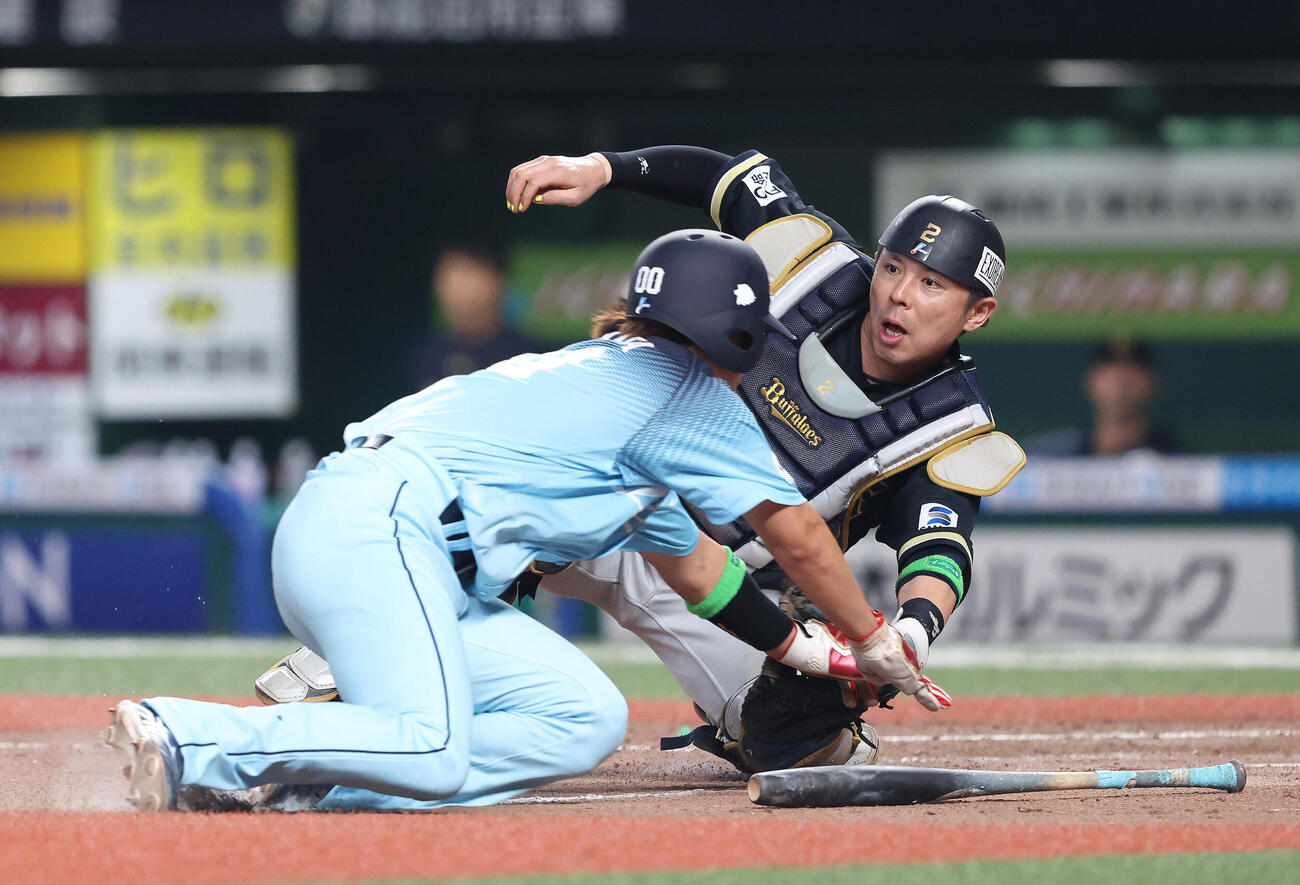 西武対オリックス　7回裏西武1死三塁、捕球ミスで仲田慶介に生還を許す若月健矢（撮影・河田真司）