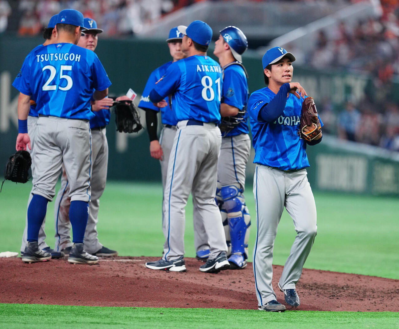 巨人対DeNA 6回裏途中、降板するDeNA先発篠木健太郎（右端）（撮影・江口和貴）