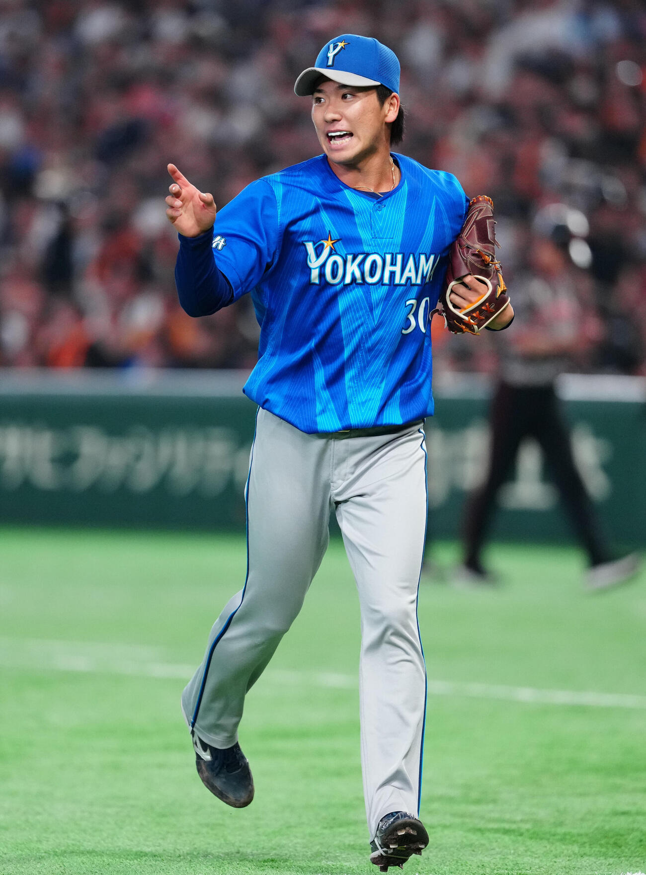 巨人対DeNA 4回裏終了後、ベンチに引き揚げるDeNA先発の篠木健太郎（撮影・江口和貴）