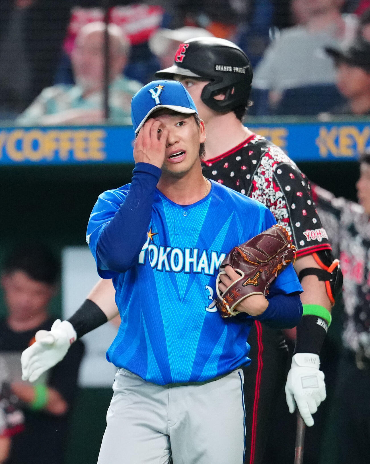 巨人対DeNA 6回裏巨人無死満塁、泉口友汰に2点適時打を浴びた篠木健太郎（撮影・江口和貴）