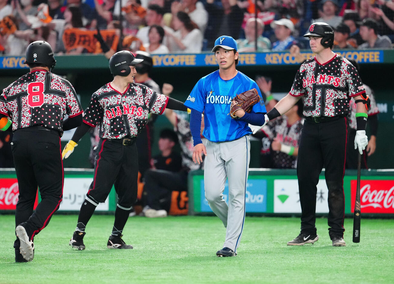 巨人対DeNA 6回裏巨人無死満塁、泉口友汰に2点適時打を浴びた篠木健太郎（中央右）（撮影・江口和貴）