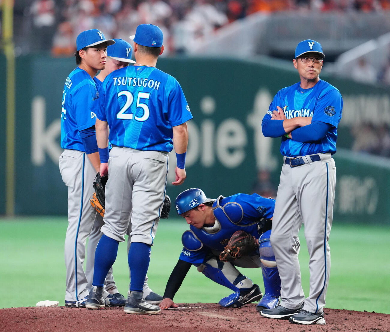 巨人対DeNA 6回裏途中、DeNA先発篠木健太郎の降板でマウンドに向かった相川亮二監督（右端）（撮影・江口和貴）
