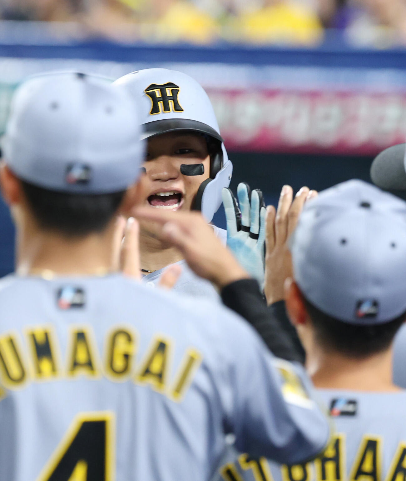 ヤクルト対阪神　3回表阪神1死一塁、2点本塁打を放ちナインとタッチを交わす森下翔太（撮影・増田悦実）