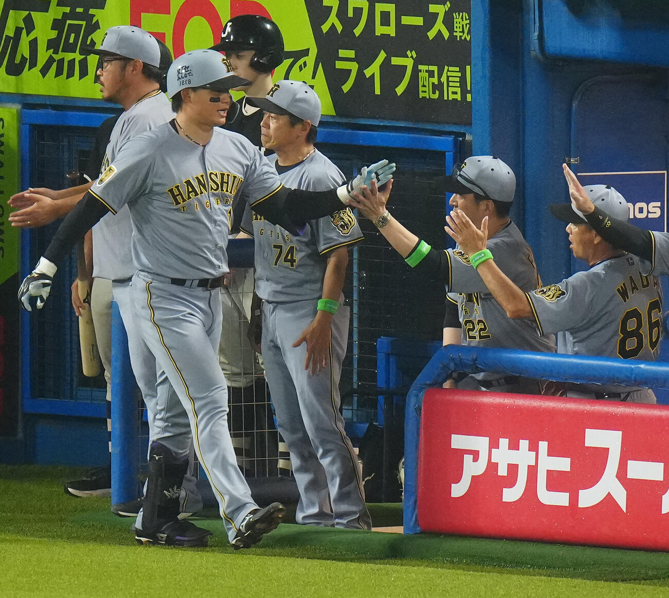 ヤクルト対阪神　3回表阪神1死一塁、2点本塁打を放った森下翔太（左手前）を迎える藤川球児監督（右から2人目）（撮影・鈴木みどり）