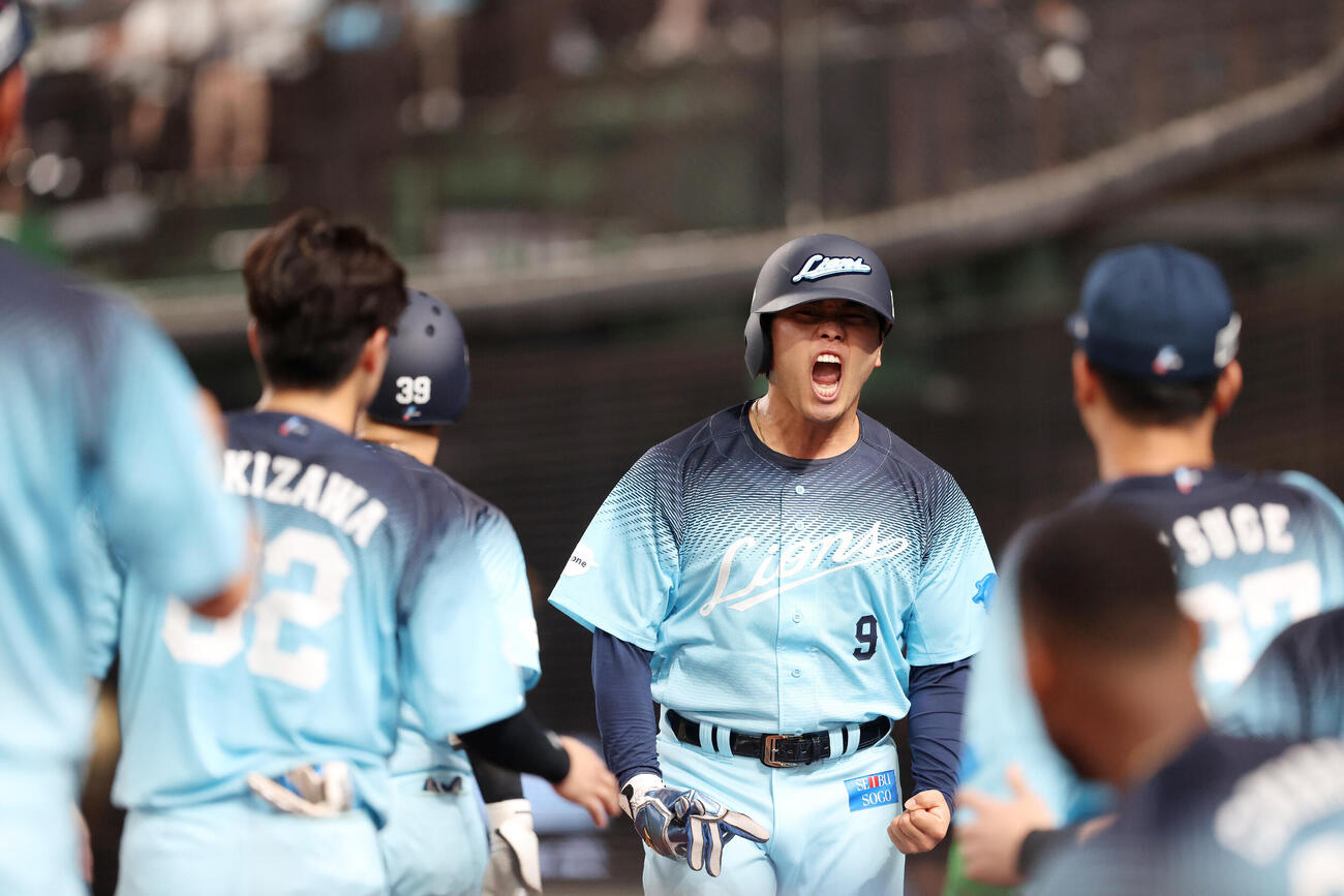 西武対オリックス　7回裏西武1死一塁、林安可の同点適時二塁打で生還し雄たけびを上げる蛭間拓哉（撮影・河田真司）