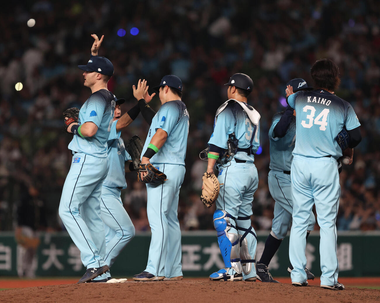 西武対オリックス　オリックスに勝利しマウンドに集まる西武ナイン（撮影・河田真司）