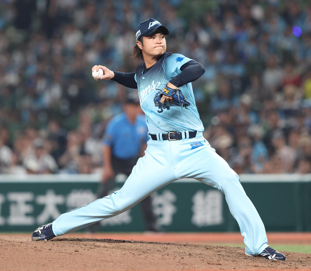 西武対オリックス　9回表、力投する甲斐野央（撮影・河田真司）
