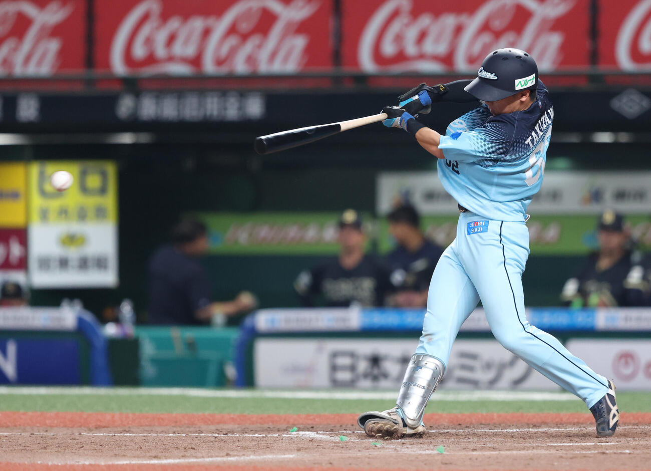 西武対オリックス　8回裏西武無死満塁、2点適時打を放つ滝沢夏央（撮影・河田真司）