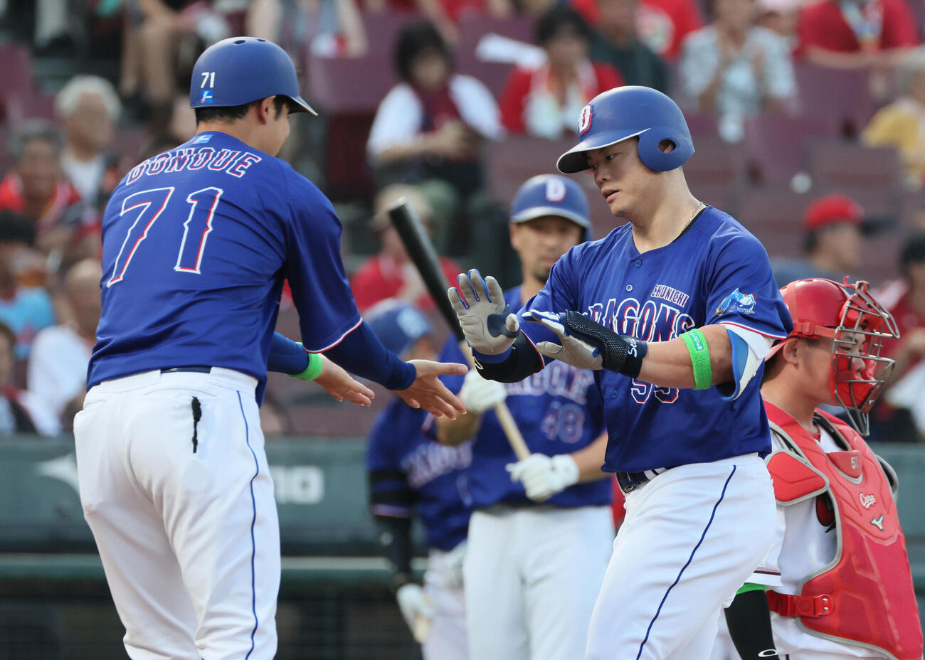 広島対中日　1回表中日2死、先制左越え本塁打を放った細川成也（撮影・加藤孝規）