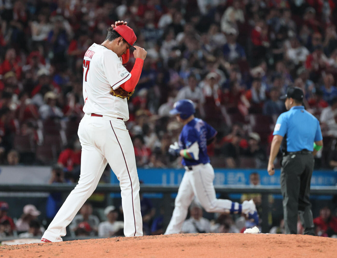 広島対中日　5回表中日2死、細川成也に右越え本塁打を浴びる菊地ハルン（撮影・加藤孝規）