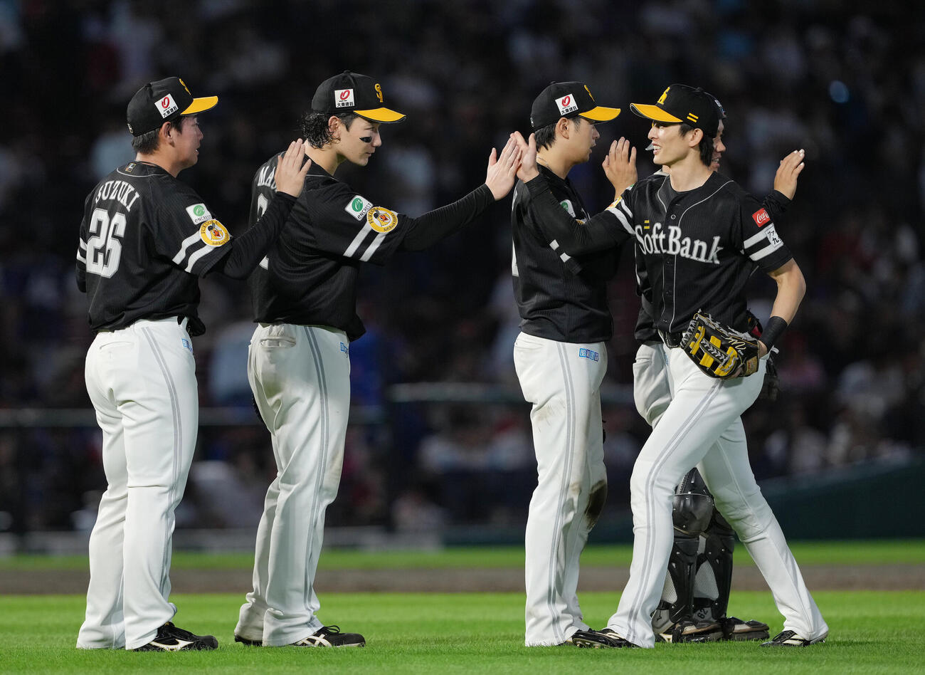 楽天対ソフトバンク　勝利しタッチを交わすソフトバンクの正木智也（左から2人目）ら（撮影・足立雅史）