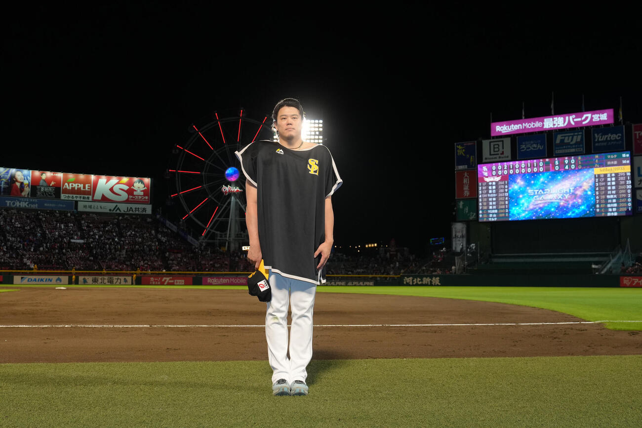 楽天対ソフトバンク　7勝目を挙げたソフトバンク上茶谷大河は直立不動で記念撮影に臨む（撮影・足立雅史）