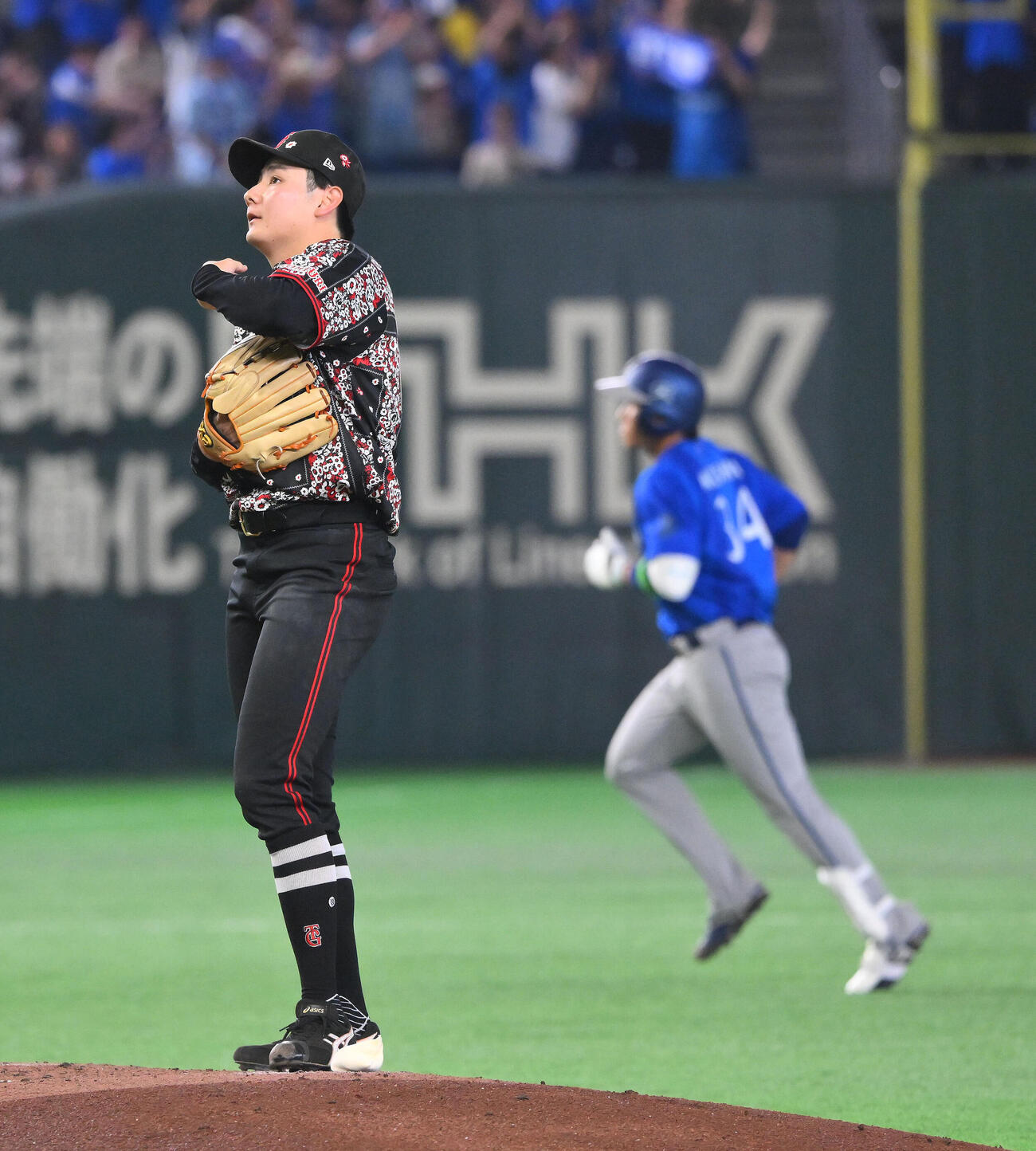 巨人対DeNA 2回表DeNA1死満塁、宮下朝陽（後方）に満塁本塁打を浴びる竹丸和幸（撮影・滝沢徹郎）