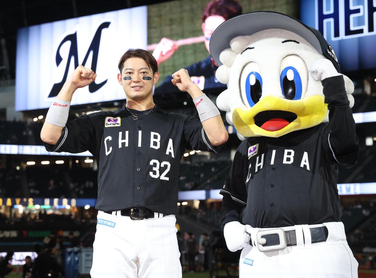 日本ハム対ロッテ　試合後、ガッツポーズの佐藤都志也（撮影・黒川智章）