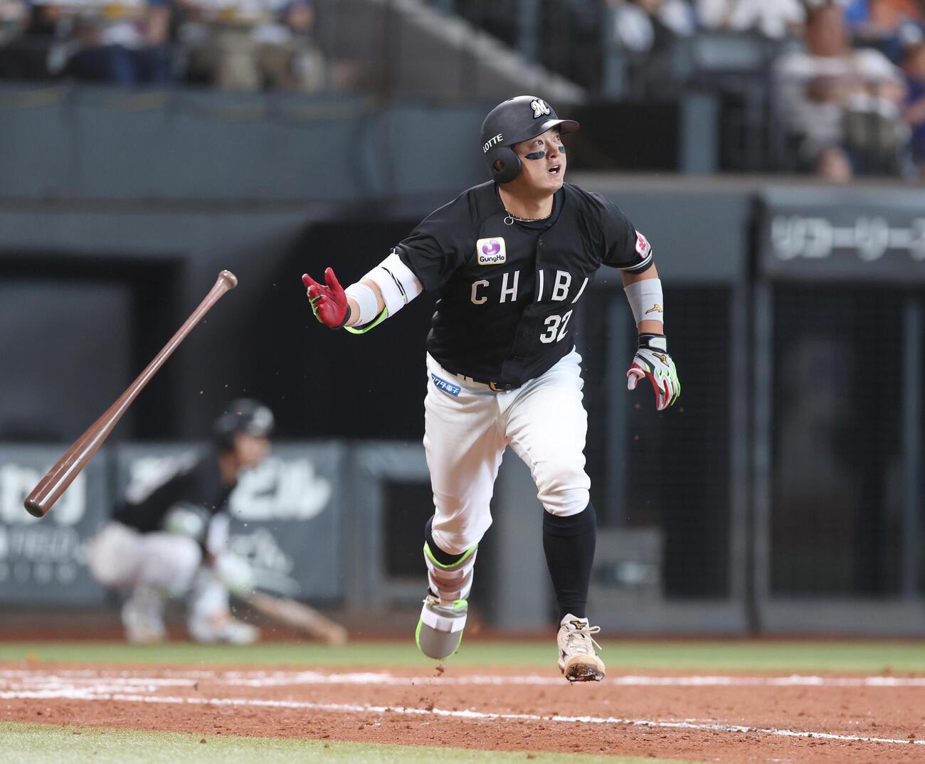 日本ハム対ロッテ　9回表ロッテ無死一塁、2点本塁打を放つ佐藤都志也（撮影・黒川智章）