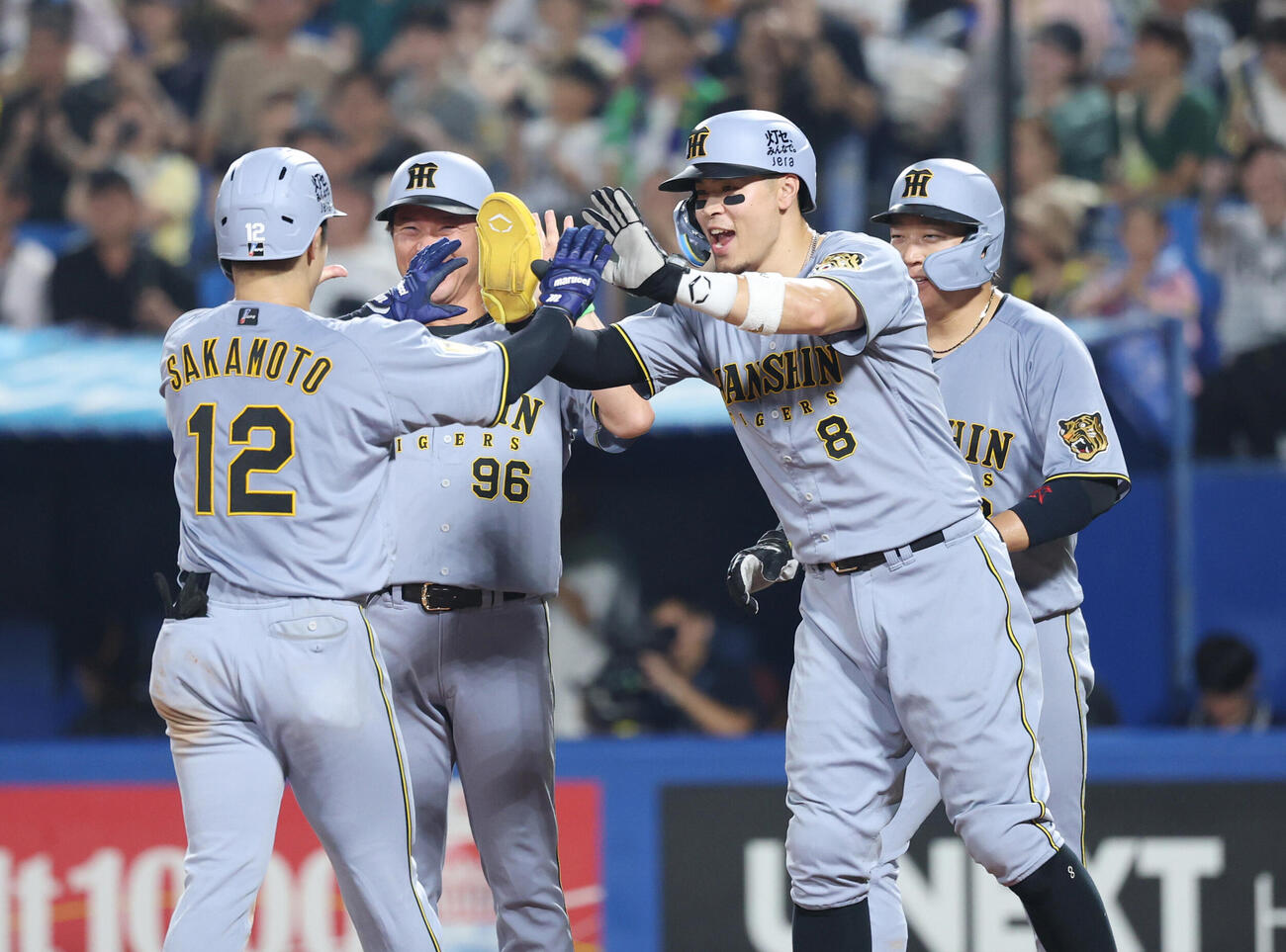 ヤクルト対阪神　6回表阪神1死一、三塁、3点本塁打を放った坂本誠志郎（左）を出迎える佐藤輝明（撮影・増田悦実）