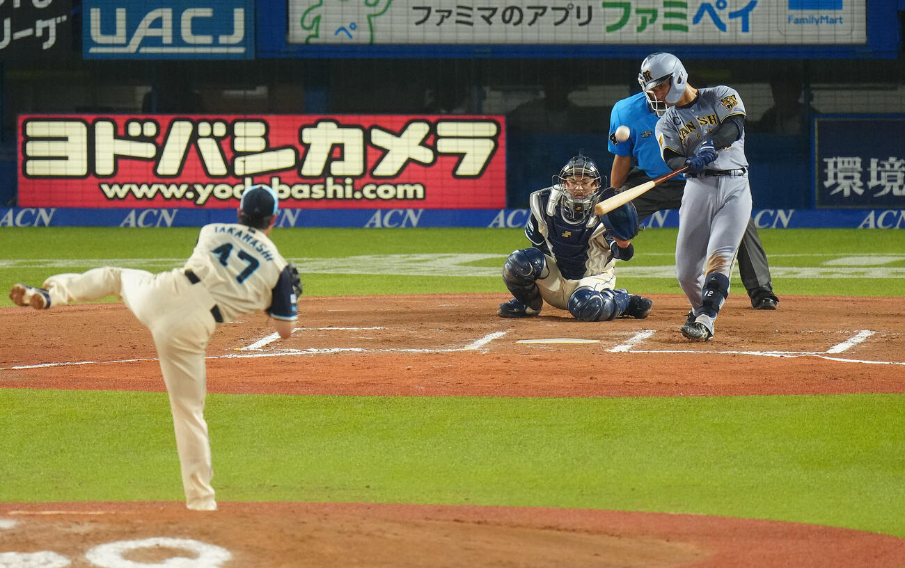 ヤクルト対阪神　6回表阪神1死一、三塁、3点本塁打を放つ坂本誠志郎。投手高橋奎二（撮影・鈴木みどり）