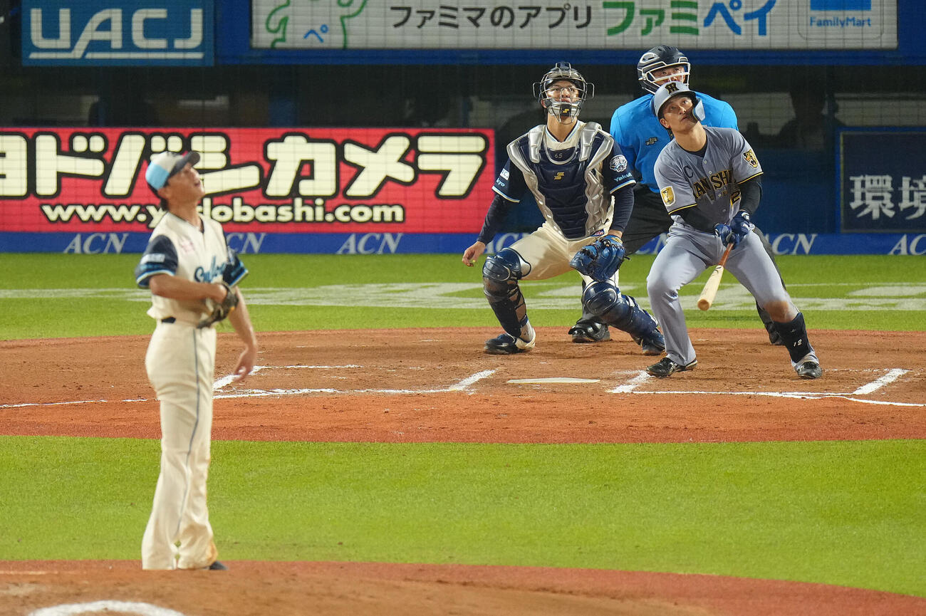 ヤクルト対阪神　6回表阪神1死一、三塁、3点本塁打を放つ坂本誠志郎。投手高橋奎二（撮影・鈴木みどり）