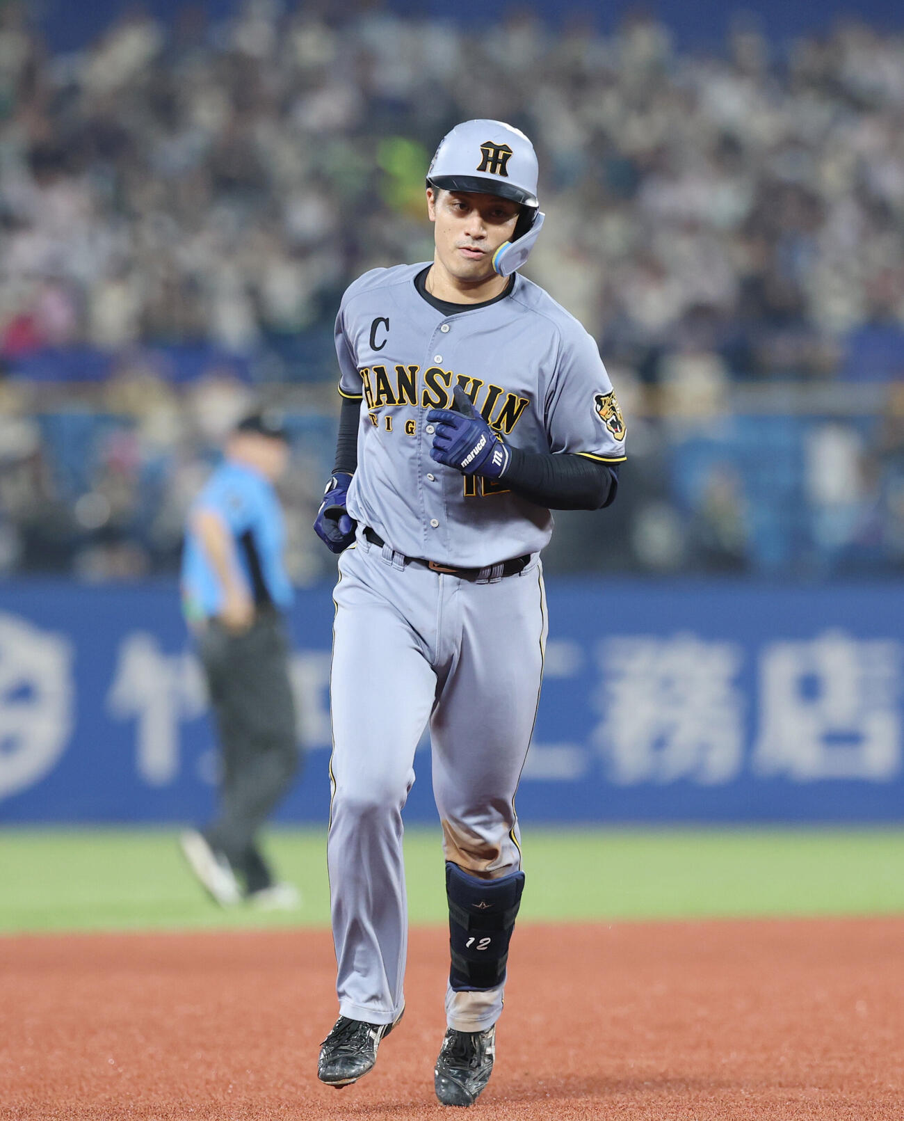 ヤクルト対阪神　6回表阪神1死一、三塁、3点本塁打を放つ坂本誠志郎（撮影・増田悦実）