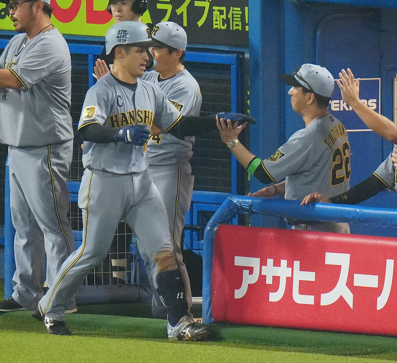 ヤクルト対阪神　6回表阪神1死一、三塁、3点本塁打を放った坂本誠志郎（左手前）を迎える藤川球児監督（右）（撮影・鈴木みどり）