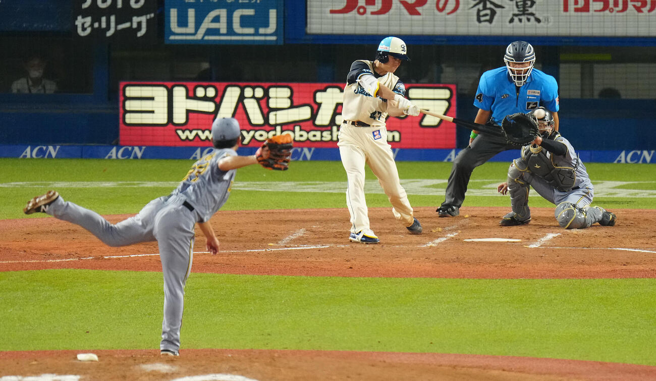 ヤクルト対阪神　2回裏ヤクルト1死一、二塁、適時二塁打を放つ高橋奎二。投手伊藤将司（撮影・鈴木みどり）