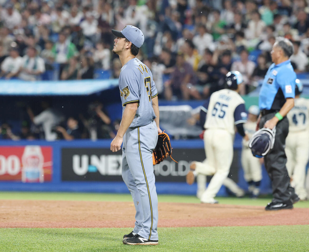 ヤクルト対阪神　2回裏ヤクルト2死二、三塁、長岡秀樹に逆転の適時打を浴びる伊藤将司（撮影・増田悦実）