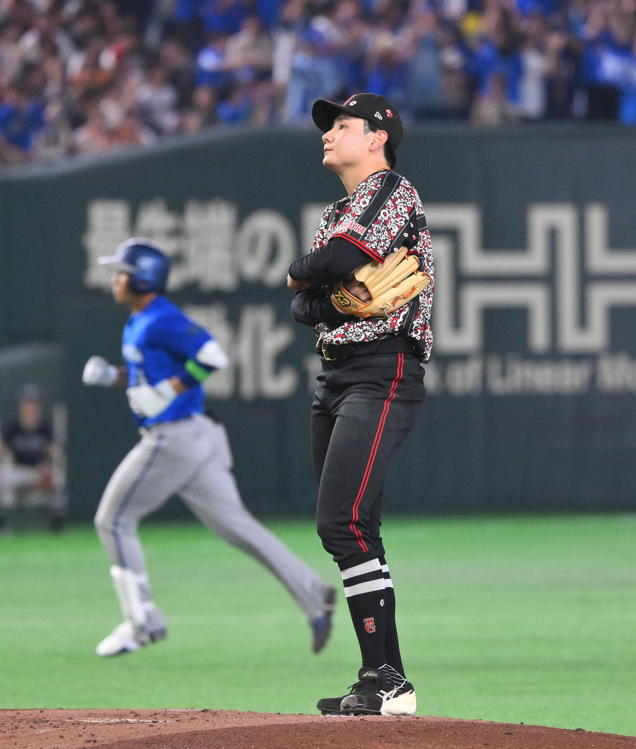 巨人対DeNA 2回表DeNA1死満塁、宮下朝陽（後方）に満塁本塁打を浴びる竹丸和幸（撮影・滝沢徹郎）