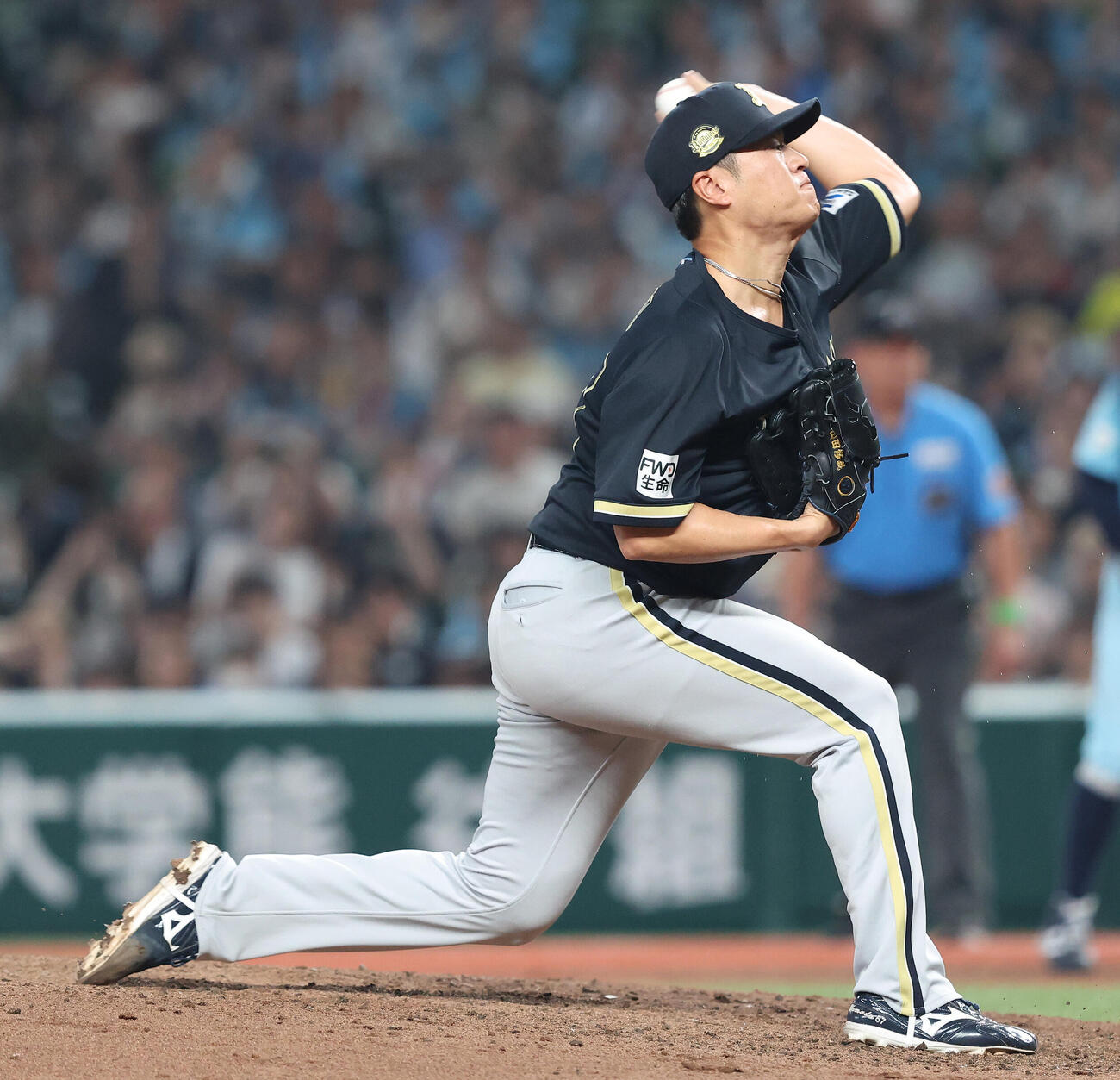 西武対オリックス　8回裏西武無死満塁、力投する山田修義（撮影・河田真司）